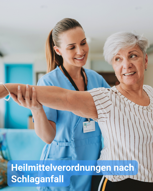 Physiotherapeutin unterstützt Seniorin bei Armübungen während der Rehabilitation nach einem Schlaganfall – Symbolbild für Heilmittelverordnungen, Therapie und Wiedererlangung der Beweglichkeit in der Seniorenresidenz »Zum Tuchmacher« in Crimmitschau.