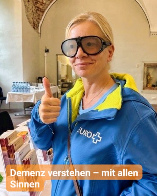 Frau trägt eine Brille, die altersbedingte Sehschwäche simuliert. Bildbeschriftung: Demenz verstehen - mit allen Sinnen